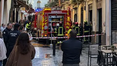 Camión de bomberos en la calle Albareda con agentes de la Policía Local.
