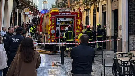 Camión de bomberos en la calle Albareda con agentes de la Policía Local.