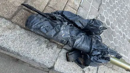 Kalashnikov envuelto en bolsas de basura en plena calle de Sevilla.
