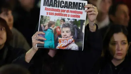 Chica sostiene una imagen de Maricarmen Abascal.