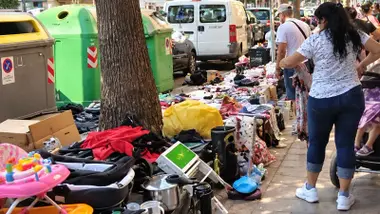 Mujer con un carrito detenida miran cosas de un "puesto" en plena calle en Su Eminencia.