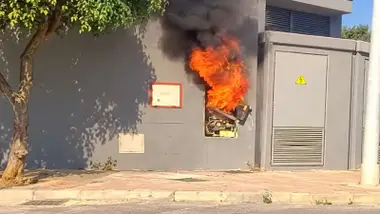 Llamas saliendo de la caja de registro en la fachada.