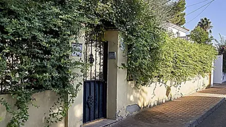 Vista de la entrada a la vivienda de Jesús Rosado en Palomares del Río.