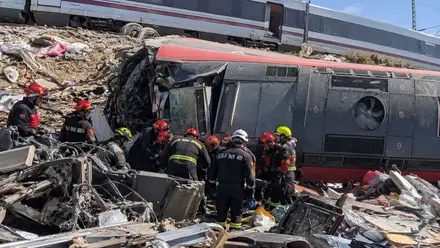 Grupo de bomberos buscando entre los escombros de los vagones a algún superviviente o cuerpo.