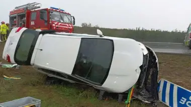 Vehículo accidentado en la A-92, es de color blanco, junto al mismo hay una unidad de bombero.