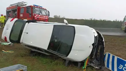 Vehículo accidentado en la A-92, es de color blanco, junto al mismo hay una unidad de bombero.